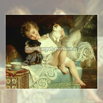 تابلو فرش دستباف تبریز دختر بچه و سگ و گربه، دختر بچه ی ثروتمندی را نشان می دهد که در اتاقی سلطنتی، بر روی مبلی زیبا و سلطنتی لم داده است و با لبخند به گوشه ای نگاه می کند. در آغوش دختر بچه، سگ و گربه ای وجود دارد
